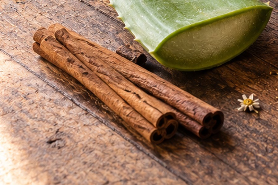 Rajas de canela y hierba seca sobre la madera