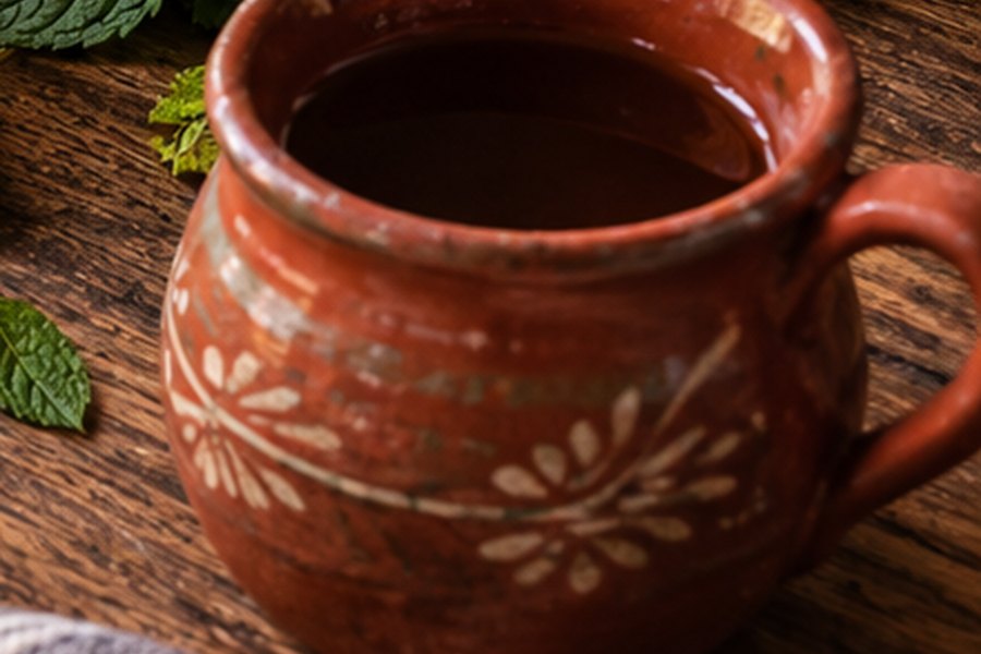 Jarrito de barro con el té servido